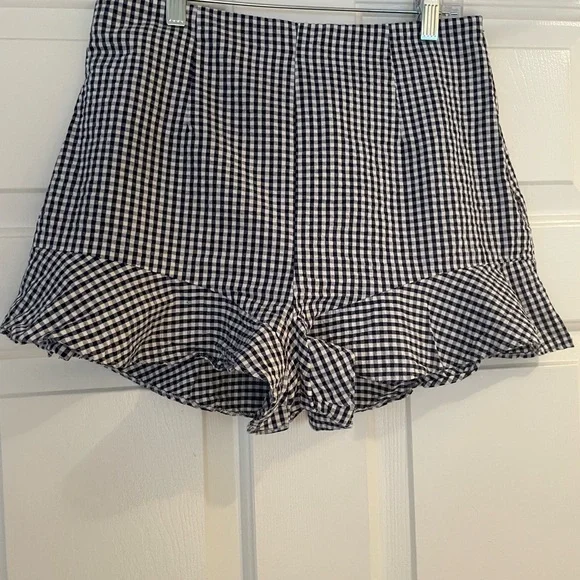 ⭐️SOLD- Zara Women’s Ruffled Gingham Navy and White Shorts - size Medium - Picture 5 of 12